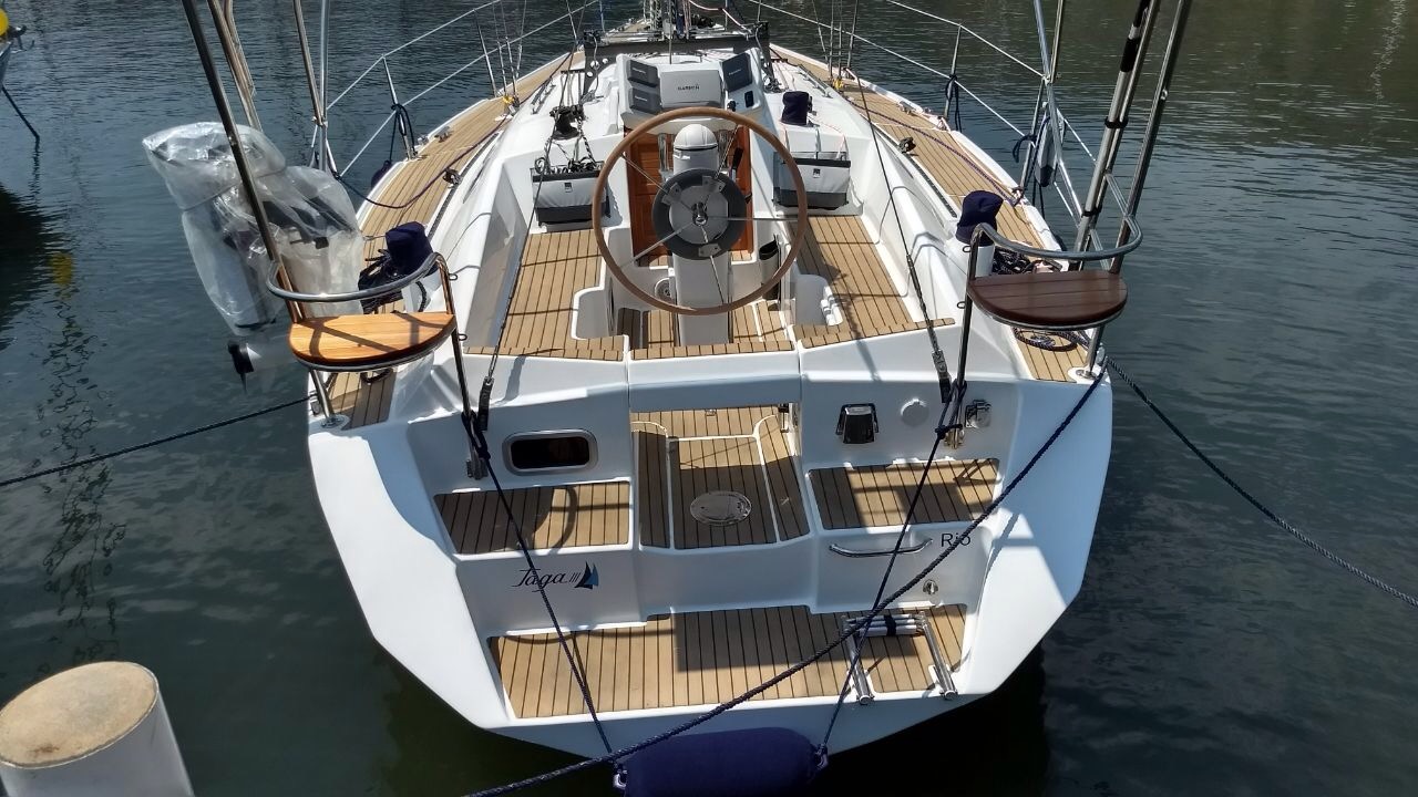 build a comfortable and stable sailboat