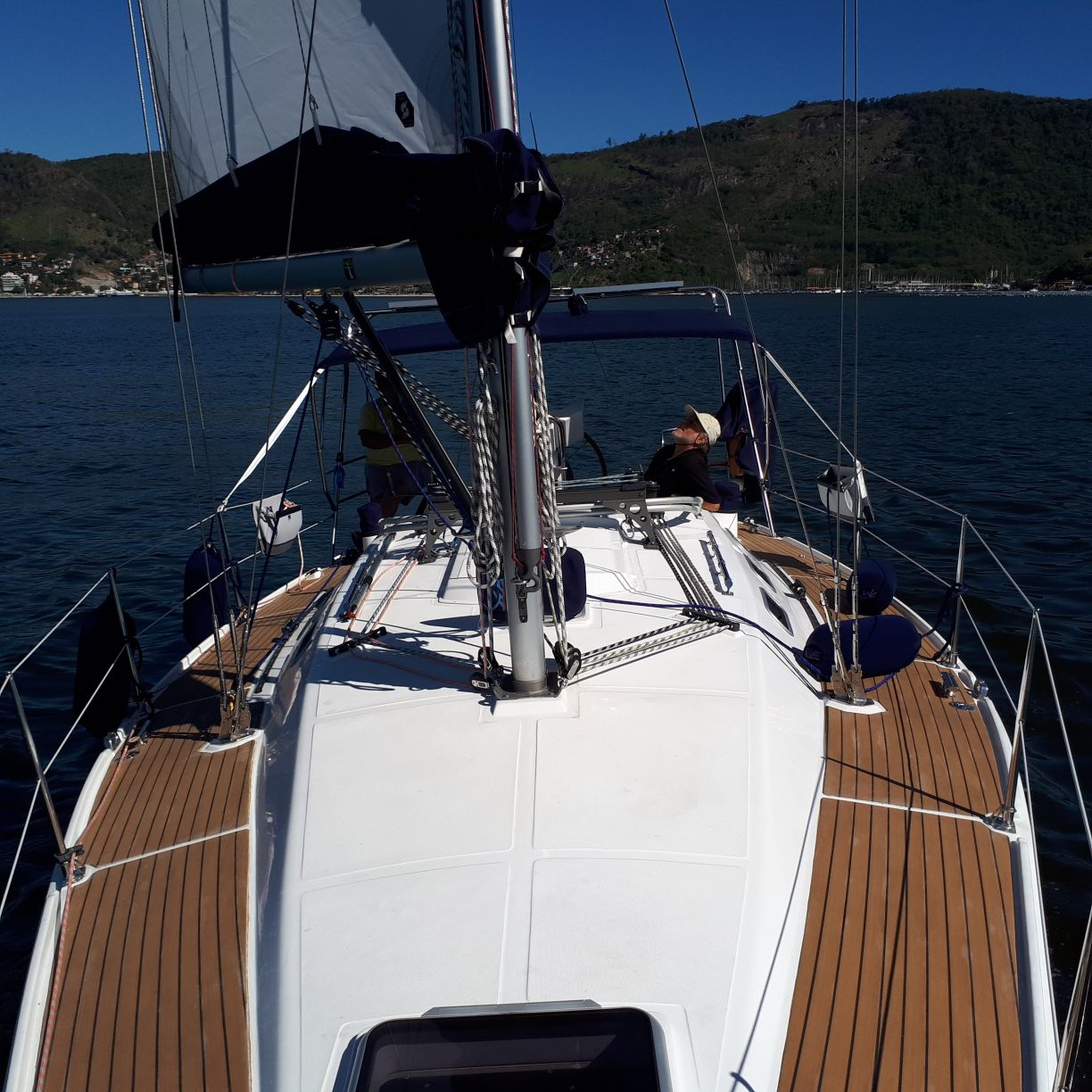 build a comfortable and stable sailboat